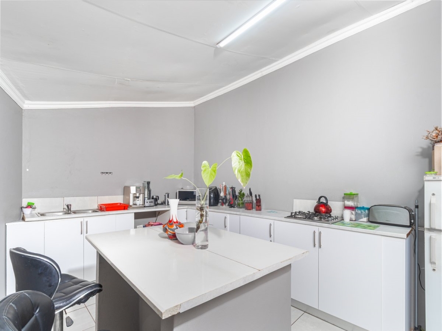 5 Bedroom Property for Sale in Rooihuiskraal North Gauteng