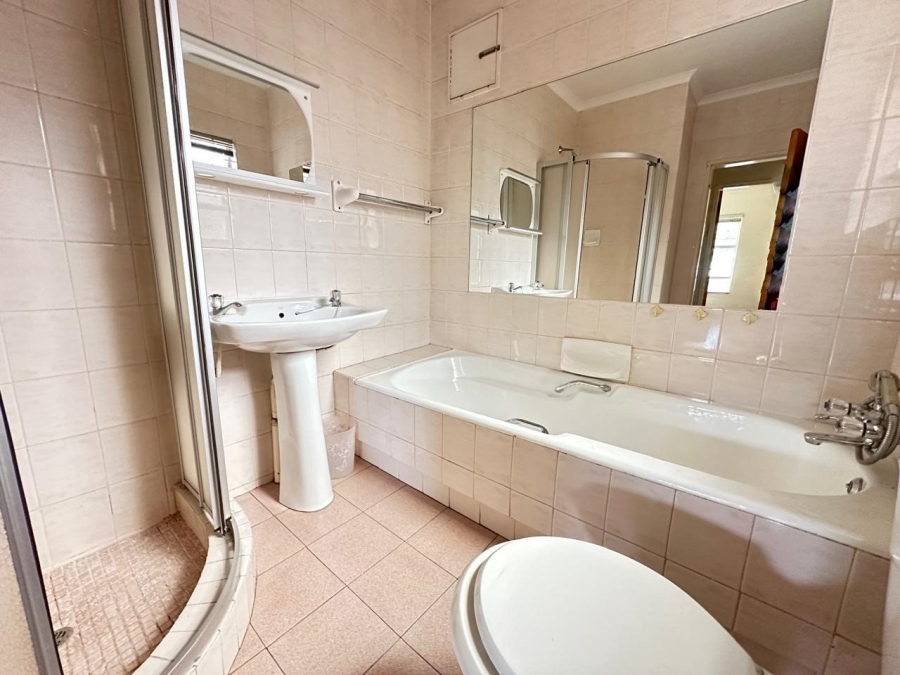 6 Bedroom Property for Sale in Hennopspark Gauteng