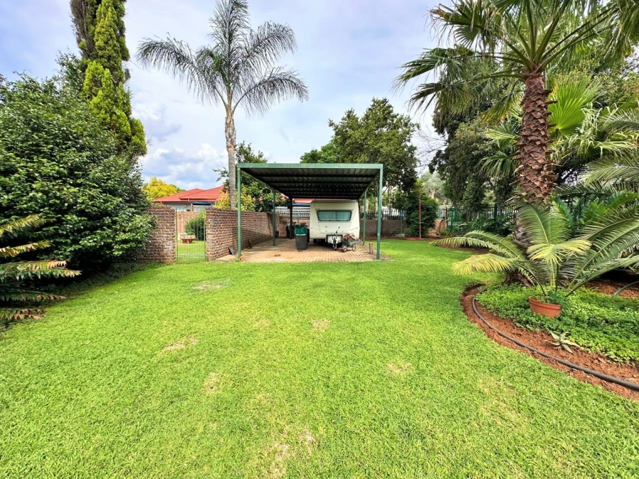 6 Bedroom Property for Sale in Hennopspark Gauteng