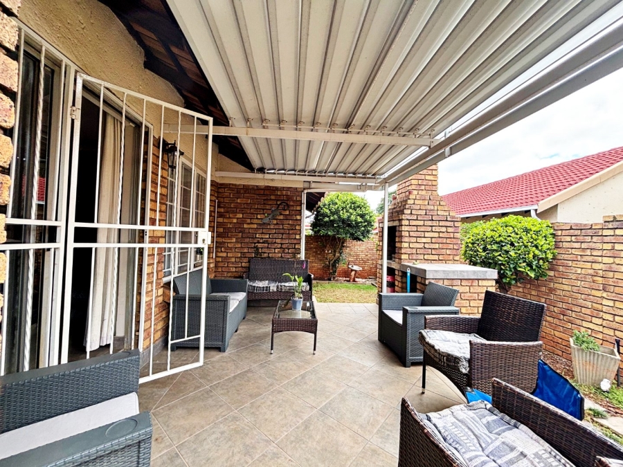 2 Bedroom Property for Sale in Eldoraigne Gauteng