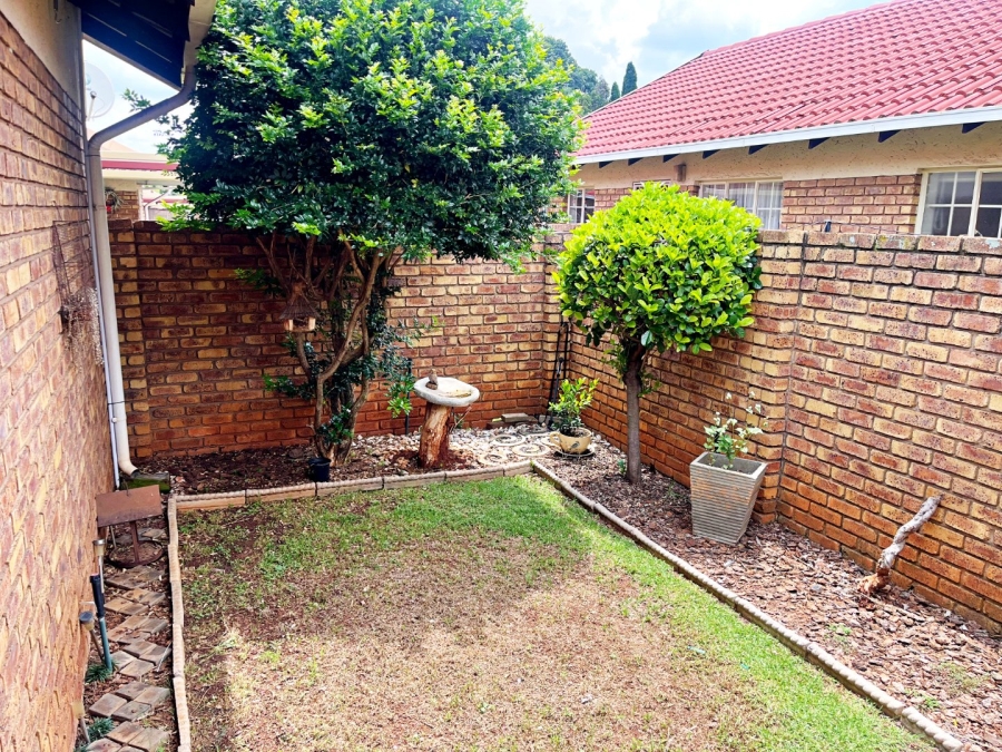 2 Bedroom Property for Sale in Eldoraigne Gauteng