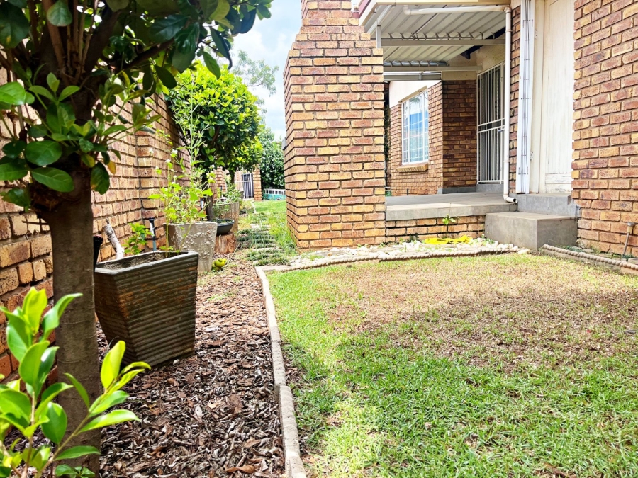 2 Bedroom Property for Sale in Eldoraigne Gauteng