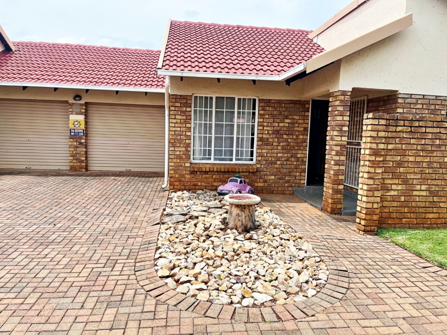 2 Bedroom Property for Sale in Eldoraigne Gauteng