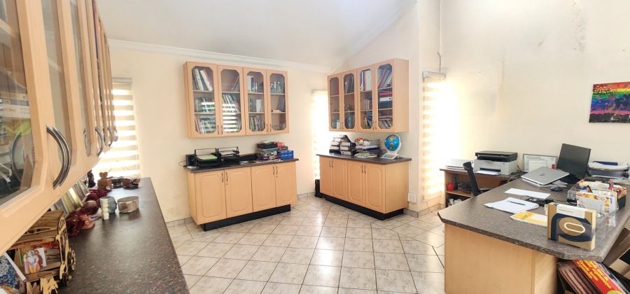 5 Bedroom Property for Sale in Claudius Gauteng