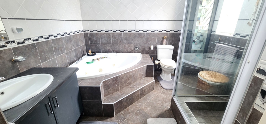 5 Bedroom Property for Sale in Claudius Gauteng