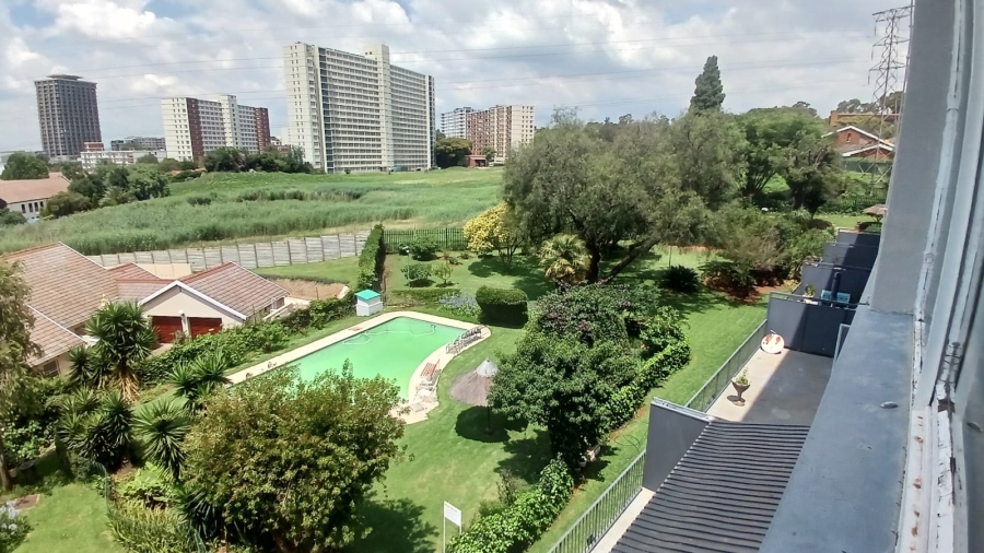 To Let 2 Bedroom Property for Rent in Bedford Gardens Gauteng