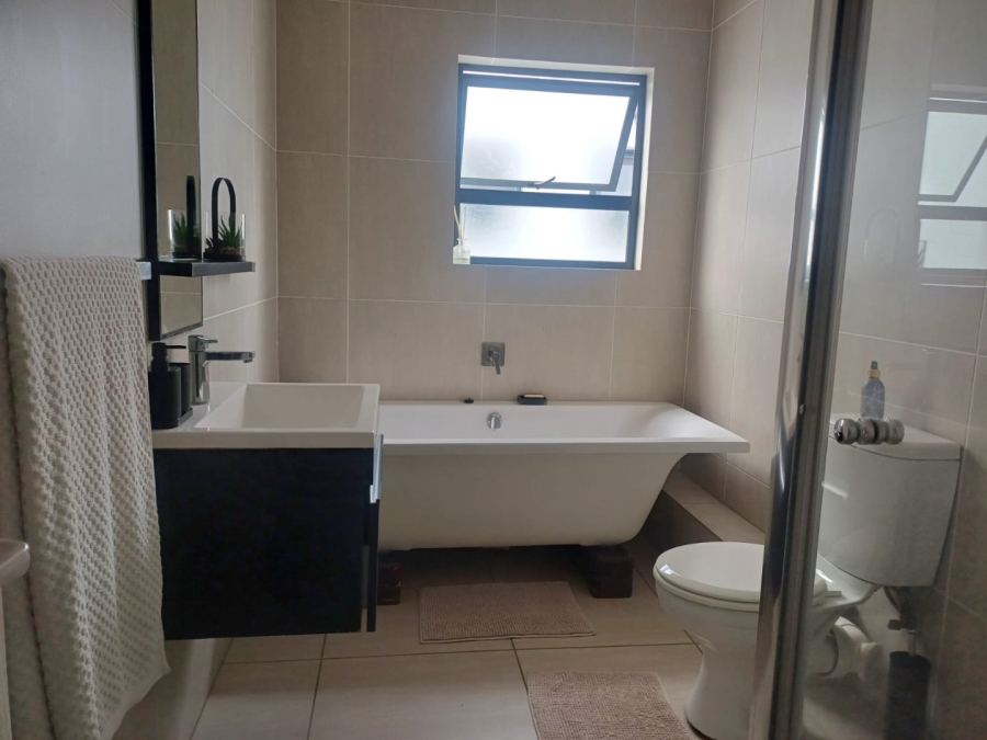 To Let 2 Bedroom Property for Rent in Greenstone Ridge Gauteng