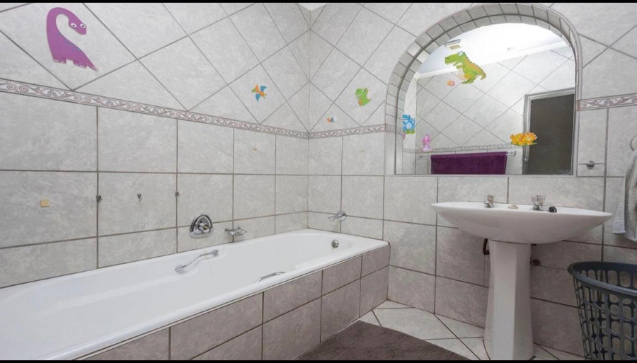 4 Bedroom Property for Sale in Florauna Gauteng