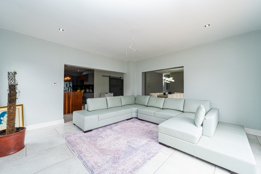 To Let 6 Bedroom Property for Rent in Fleurhof Gauteng