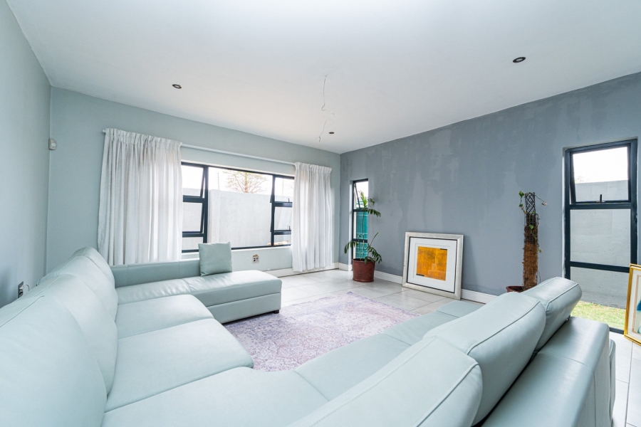 To Let 6 Bedroom Property for Rent in Fleurhof Gauteng