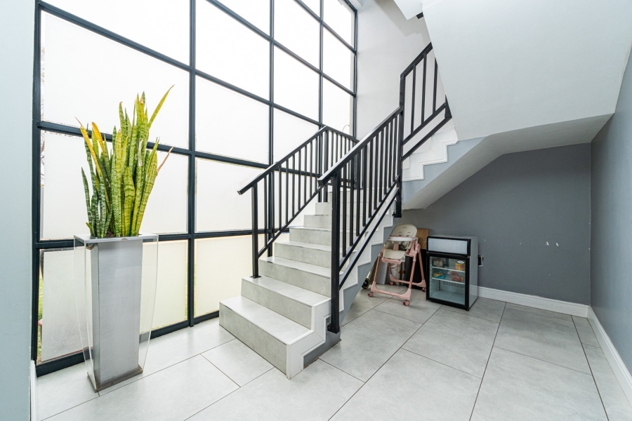 To Let 6 Bedroom Property for Rent in Fleurhof Gauteng