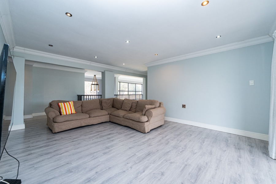 To Let 6 Bedroom Property for Rent in Fleurhof Gauteng