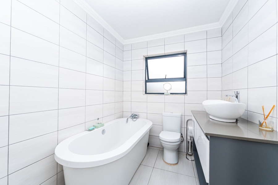 To Let 6 Bedroom Property for Rent in Fleurhof Gauteng