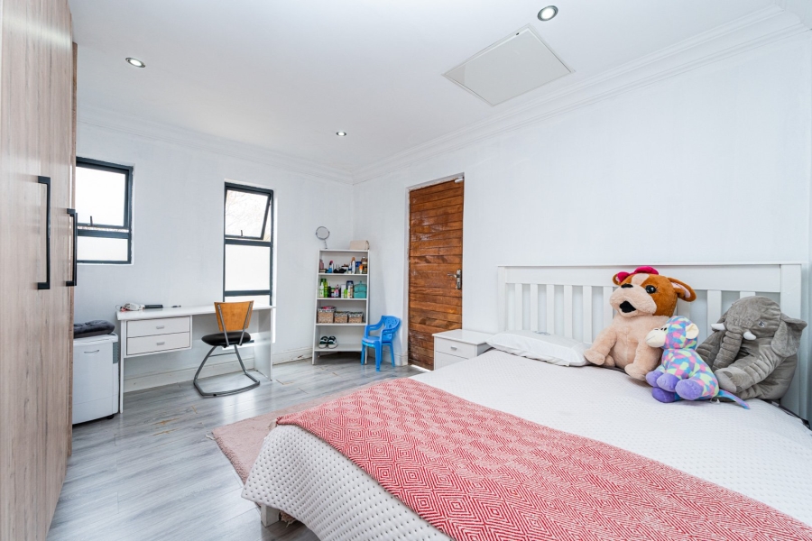 To Let 6 Bedroom Property for Rent in Fleurhof Gauteng