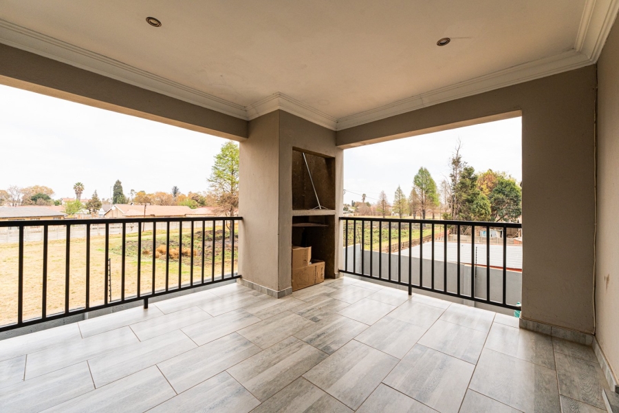 To Let 6 Bedroom Property for Rent in Fleurhof Gauteng