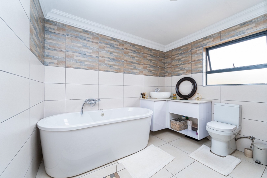 To Let 6 Bedroom Property for Rent in Fleurhof Gauteng