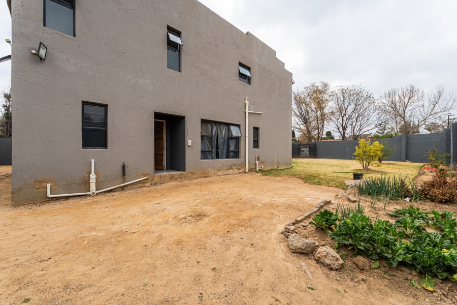 To Let 6 Bedroom Property for Rent in Fleurhof Gauteng