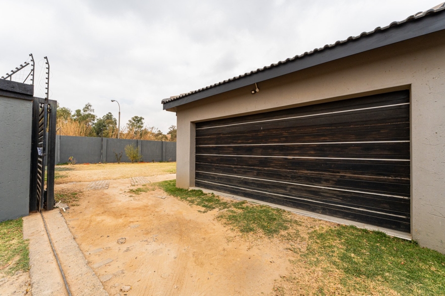To Let 6 Bedroom Property for Rent in Fleurhof Gauteng