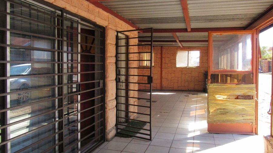 5 Bedroom Property for Sale in Protea North Gauteng