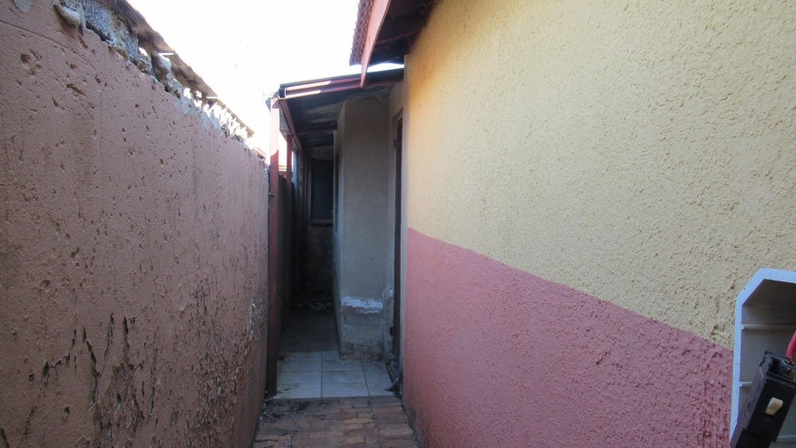 5 Bedroom Property for Sale in Protea North Gauteng