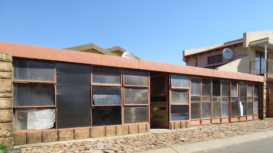 5 Bedroom Property for Sale in Protea North Gauteng