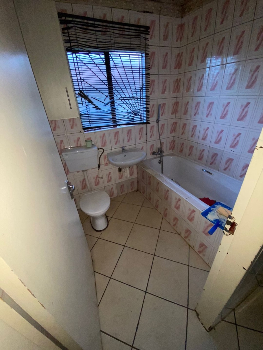 1 Bedroom Property for Sale in Clayville Industria Gauteng