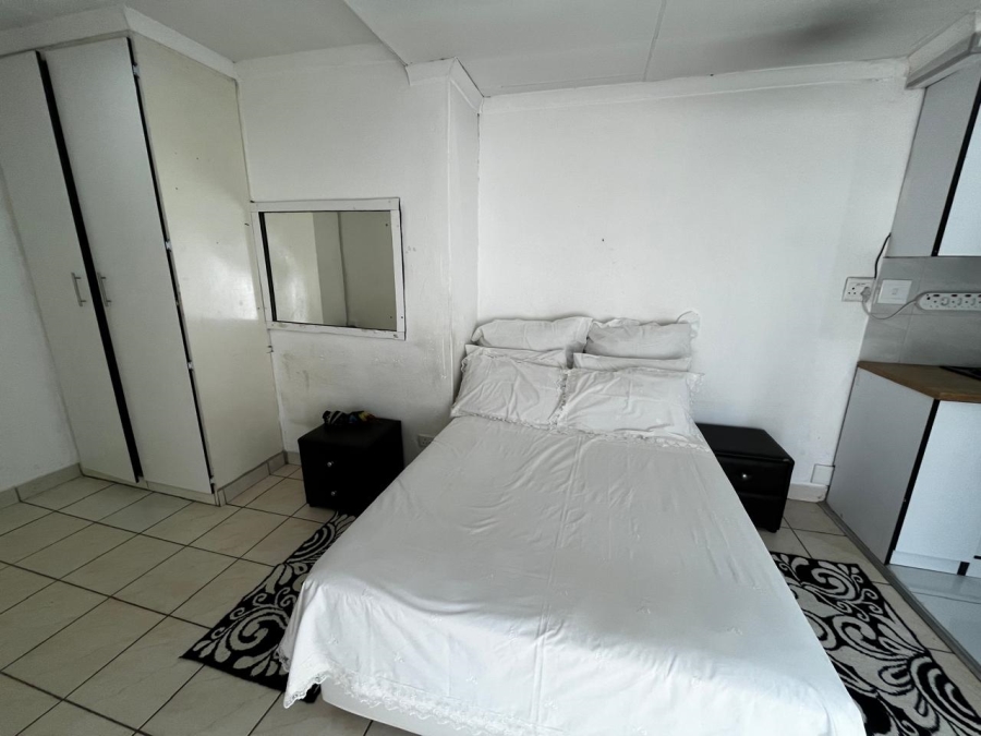 To Let 1 Bedroom Property for Rent in Crystal Park Gauteng