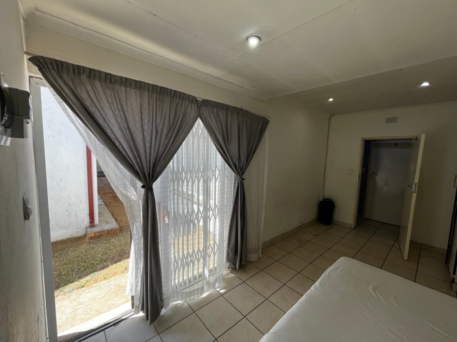 To Let 1 Bedroom Property for Rent in Crystal Park Gauteng