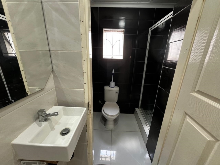 To Let 1 Bedroom Property for Rent in Crystal Park Gauteng