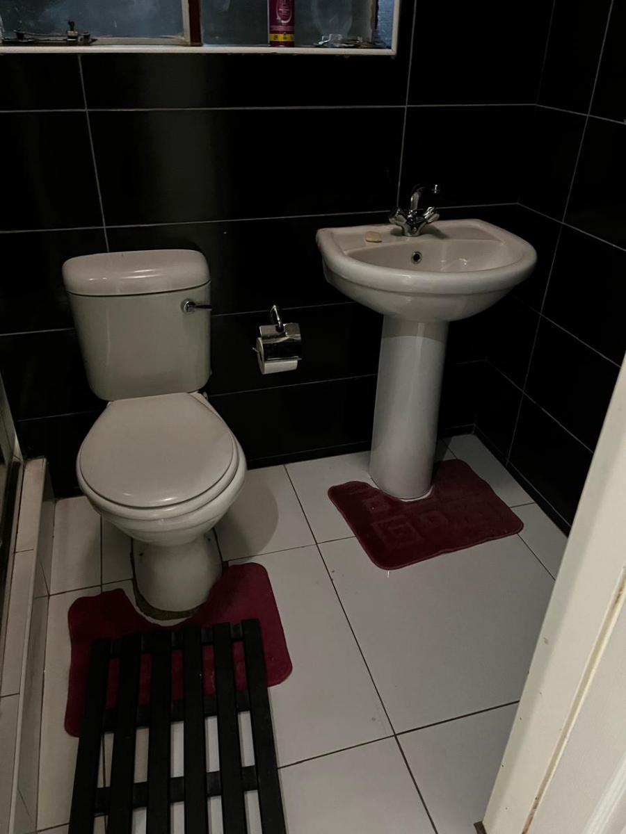 To Let 1 Bedroom Property for Rent in Crystal Park Gauteng