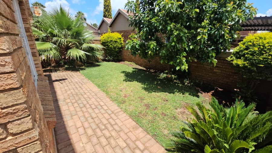 To Let 2 Bedroom Property for Rent in Heuwelsig Estate Gauteng
