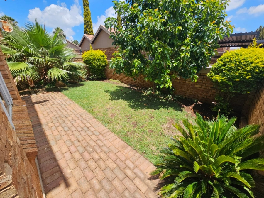 To Let 2 Bedroom Property for Rent in Heuwelsig Estate Gauteng