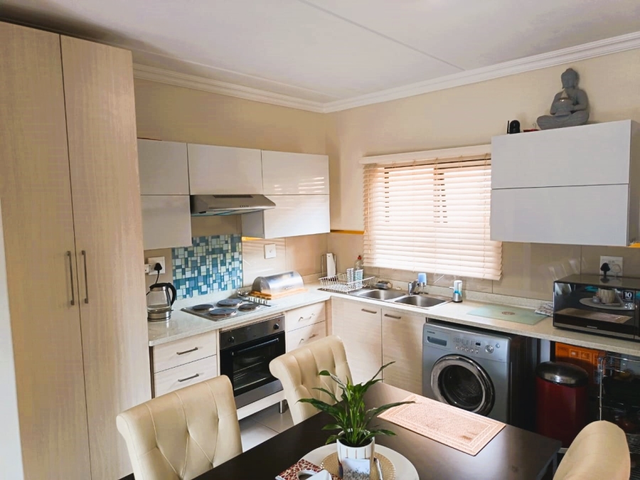 2 Bedroom Property for Sale in Rooihuiskraal North Gauteng