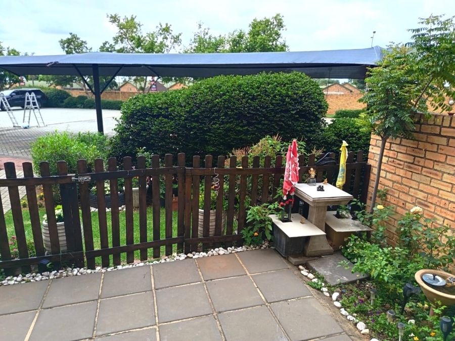 2 Bedroom Property for Sale in Rooihuiskraal North Gauteng