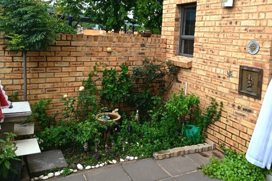2 Bedroom Property for Sale in Rooihuiskraal North Gauteng