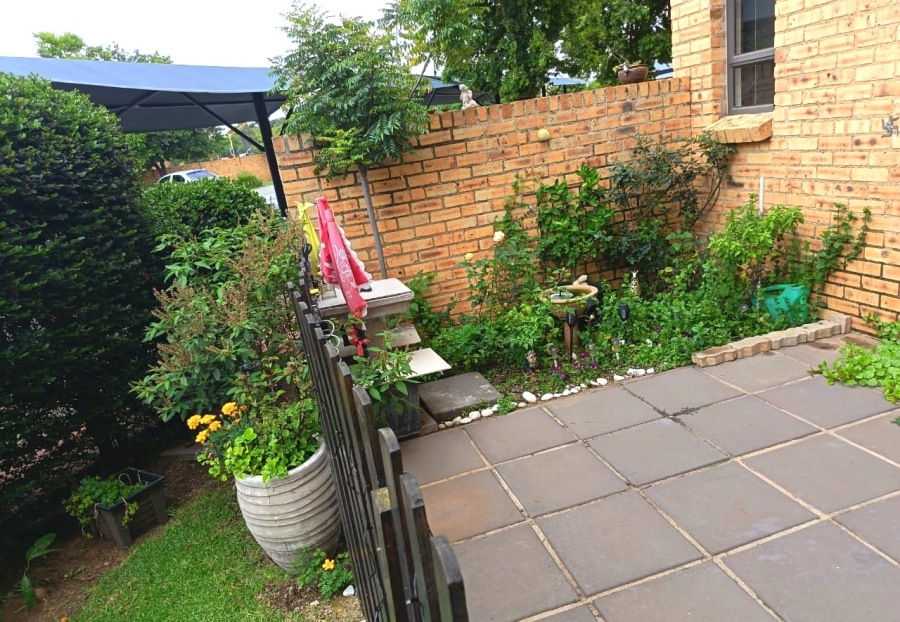 2 Bedroom Property for Sale in Rooihuiskraal North Gauteng