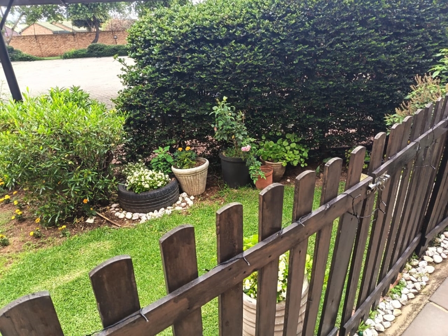 2 Bedroom Property for Sale in Rooihuiskraal North Gauteng