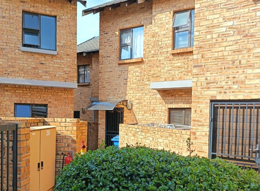 2 Bedroom Property for Sale in Rooihuiskraal North Gauteng