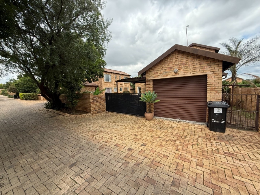 3 Bedroom Property for Sale in Rooihuiskraal Gauteng