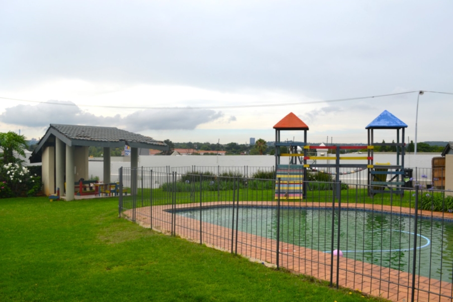 To Let 2 Bedroom Property for Rent in Victory Park Gauteng