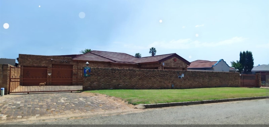 4 Bedroom Property for Sale in Selection Park Gauteng