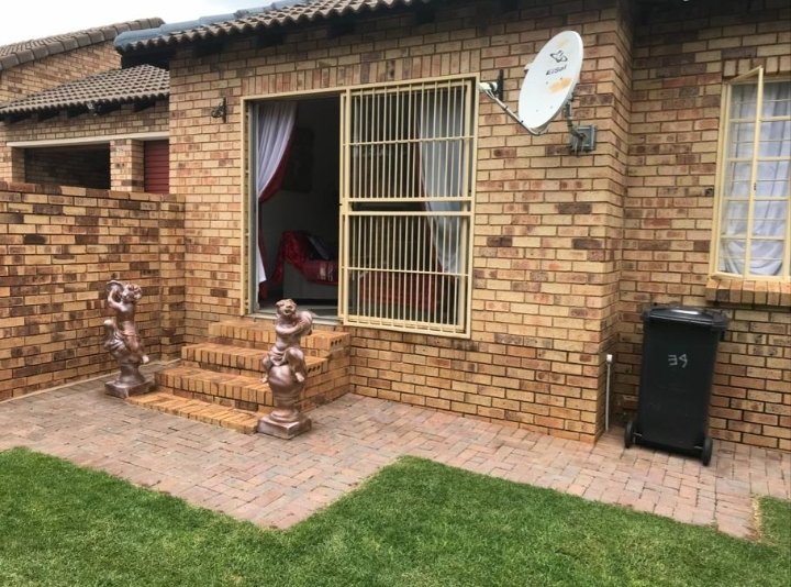 To Let 3 Bedroom Property for Rent in Weltevreden Park Gauteng