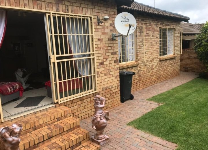 To Let 3 Bedroom Property for Rent in Weltevreden Park Gauteng