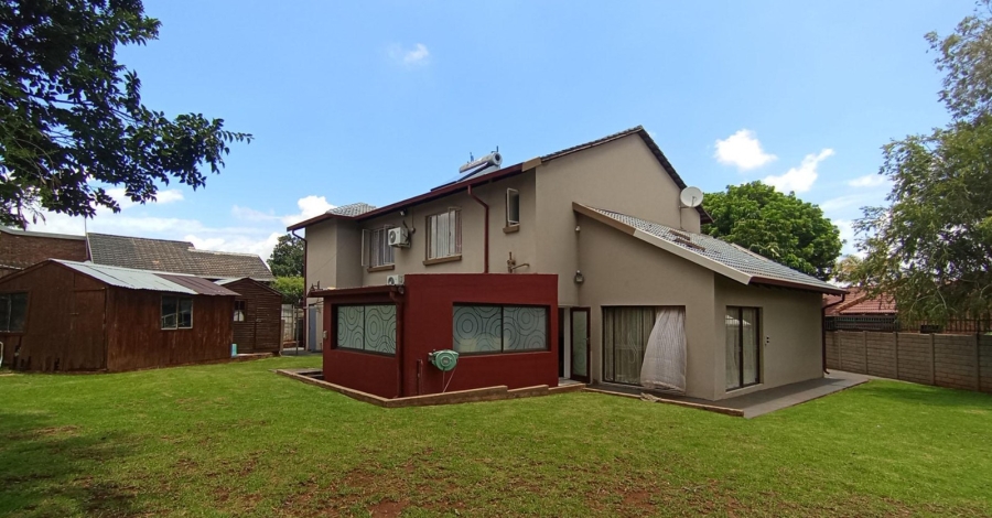 5 Bedroom Property for Sale in Rooihuiskraal North Gauteng