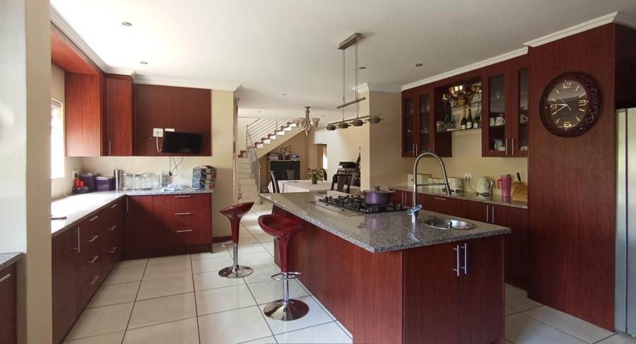 5 Bedroom Property for Sale in Rooihuiskraal North Gauteng