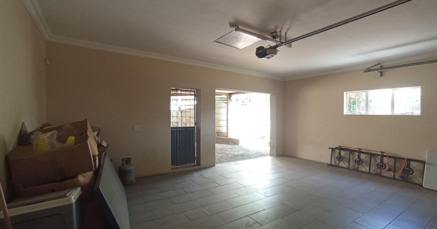 5 Bedroom Property for Sale in Rooihuiskraal North Gauteng