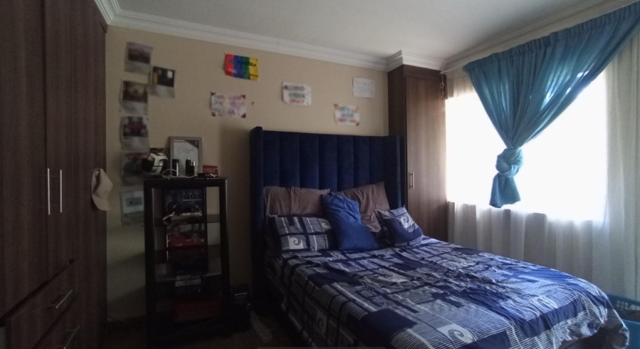 5 Bedroom Property for Sale in Rooihuiskraal North Gauteng