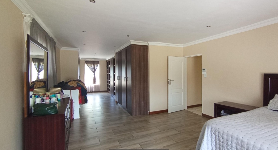 5 Bedroom Property for Sale in Rooihuiskraal North Gauteng