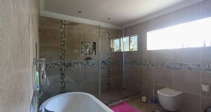5 Bedroom Property for Sale in Rooihuiskraal North Gauteng
