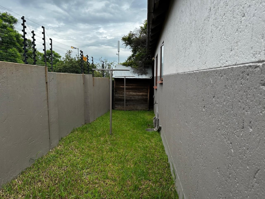 To Let 2 Bedroom Property for Rent in Bromhof Gauteng